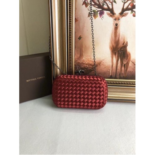 BOTTEGA VENETA Pochette en satin à finitions en peau de serpent Knot 62548 Bordeaux