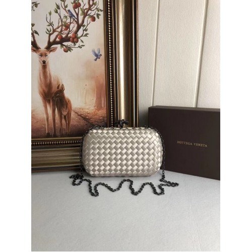 BOTTEGA VENETA Pochette en satin à finitions en peau de serpent Knot 62548 beige