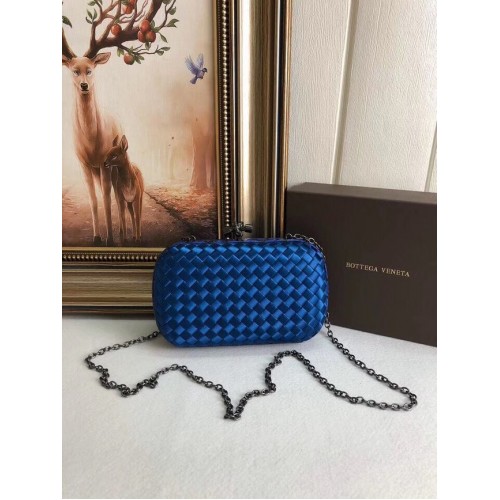 BOTTEGA VENETA Pochette en satin à finitions en peau de serpent Knot 62548 bleu