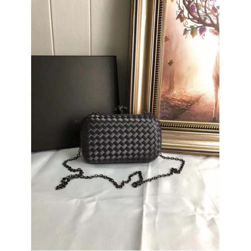 BOTTEGA VENETA Pochette en satin à finitions en peau de serpent Knot 62548 gris foncé