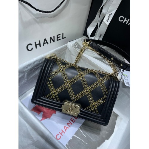 BOY CHANEL Sac à main Veau froissé Métal doré A67086 noir
