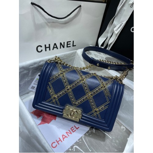 BOY CHANEL Sac à main Veau froissé Métal doré A67086 bleu foncé