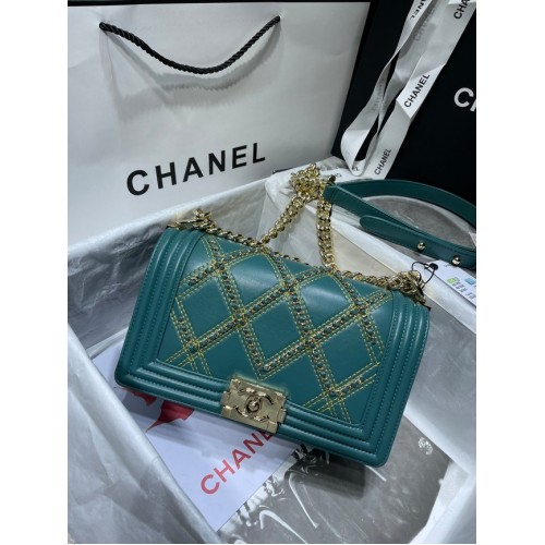 BOY CHANEL Sac à main Veau froissé Métal doré A67086 vert