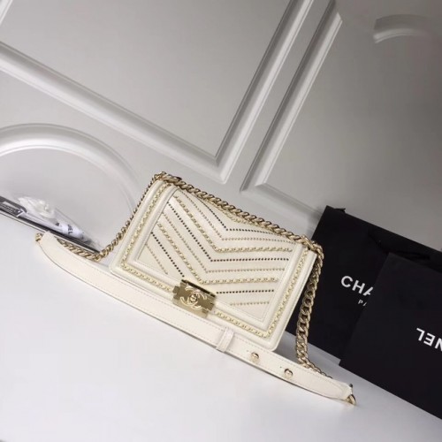 BOY CHANEL Sac à main Veau froissé Métal doré A67086 blanc