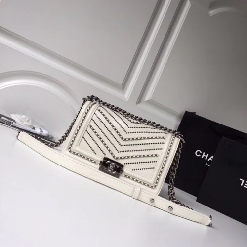 BOY CHANEL Sac à main Veau froissé Métal argenté A67086 blanc