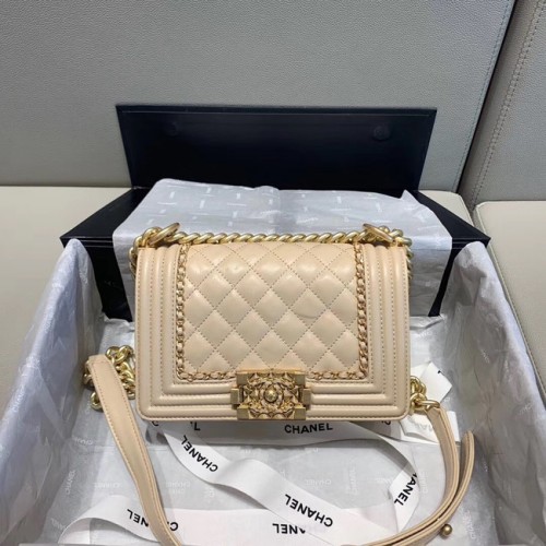 Sac à rabat BOY CHANEL A67085 crème