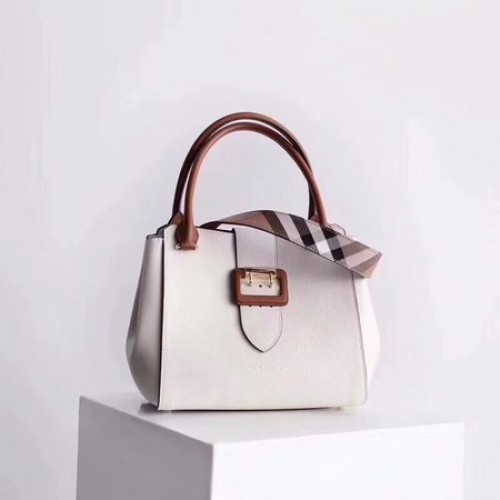 BURBERRY Sac fourre-tout à bannière moyenne 0221 blanc