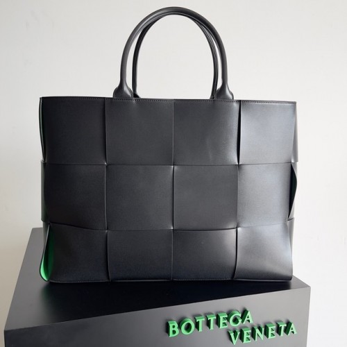 Bottega Veneta ARCO TOTE Grand sac fourre-tout en cuir grainé intrecciato 652868 noir