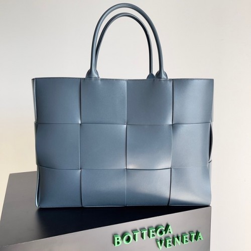 Bottega Veneta ARCO TOTE Grand sac fourre-tout en cuir grainé intrecciato 652868 bleu