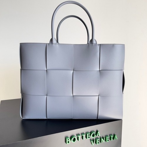 Bottega Veneta ARCO TOTE Grand sac fourre-tout en cuir grainé intrecciato 652868 gris
