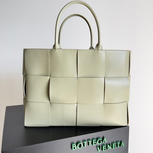 Bottega Veneta ARCO TOTE Grand sac fourre-tout en cuir grainé intrecciato 652868 gris clair