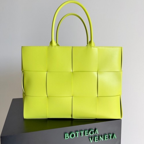 Bottega Veneta ARCO TOTE Grand sac fourre-tout en cuir grainé intrecciato 652868 jaune