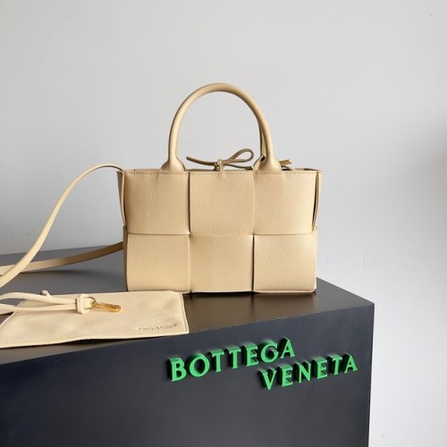 Bottega Veneta ARCO TOTE Petit sac fourre-tout en cuir grainé intrecciato 709337 Porridge