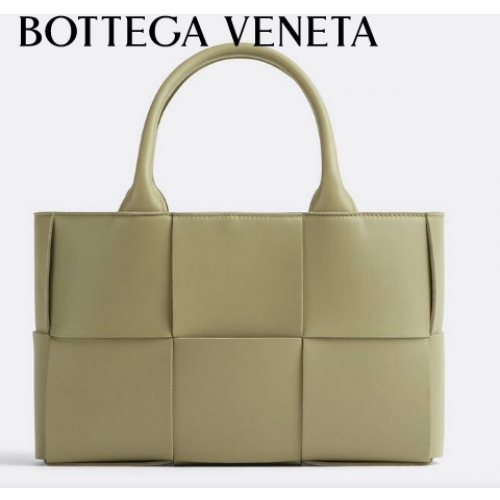 Bottega Veneta ARCO TOTE Petit sac cabas en cuir grainé tressé 709337 Travertin