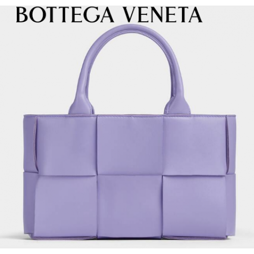 Bottega Veneta ARCO TOTE Petit sac fourre-tout en cuir grainé intrecciato 709337 Wisteria