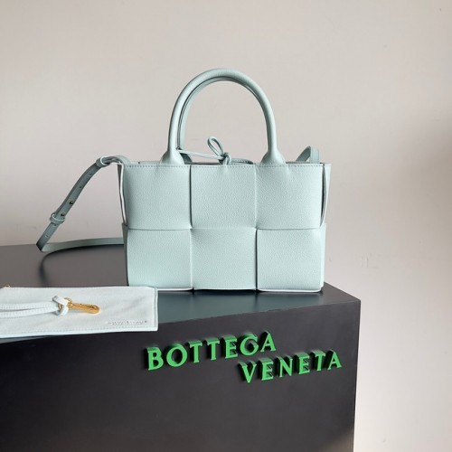 Bottega Veneta ARCO TOTE Petit sac cabas en cuir grainé tressé 709337 bleu clair