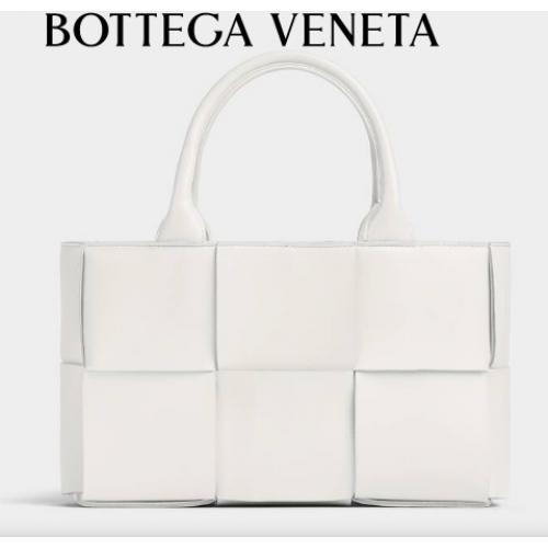 Bottega Veneta ARCO TOTE Petit sac cabas en cuir grainé tressé 709337 blanc