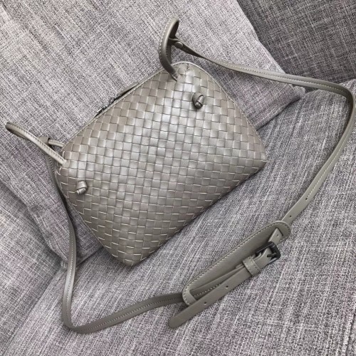 Bottega Veneta Bicolors Intrecciato Nappa Cross Body Bag BV9610 gris