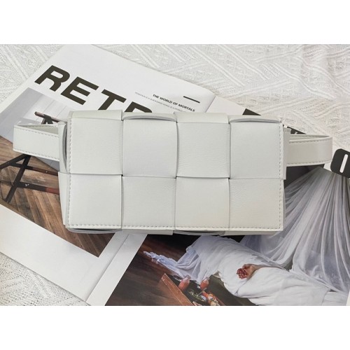 Bottega Veneta CASSETTE Mini sac ceinture en cuir Intreccio 651053 MIRTH WASHED