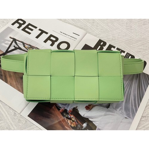 Bottega Veneta CASSETTE Mini sac ceinture en cuir Intreccio 651053 vert
