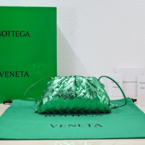 Bottega Veneta Mini pochette en cuir intrecciato avec sangle 585852 vert