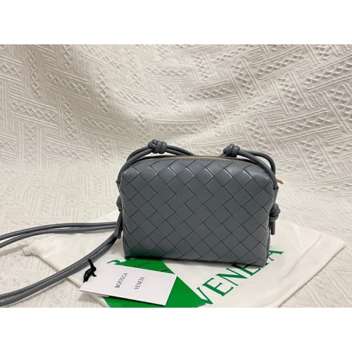 Bottega Veneta Mini sac à bandoulière en cuir intrecciato 680254 gris