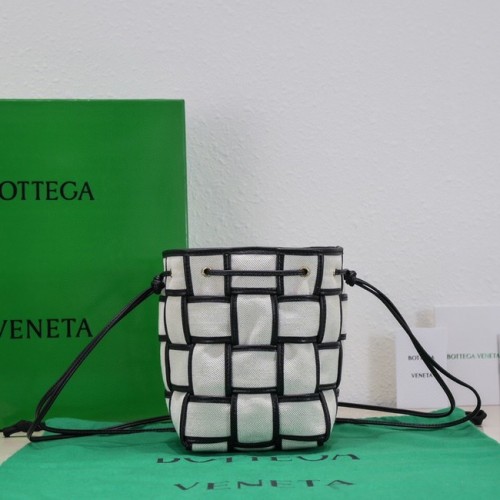 Bottega Veneta Mini sac seau à bandoulière en cuir intreccio 680217 Natural&black