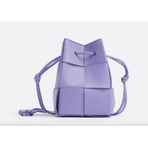 Bottega Veneta Mini sac seau à bandoulière en cuir Intreccio 680217 Wisteria