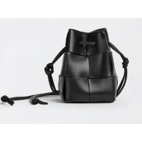 Bottega Veneta Mini Intreccio sac seau à bandoulière en cuir 680217 noir