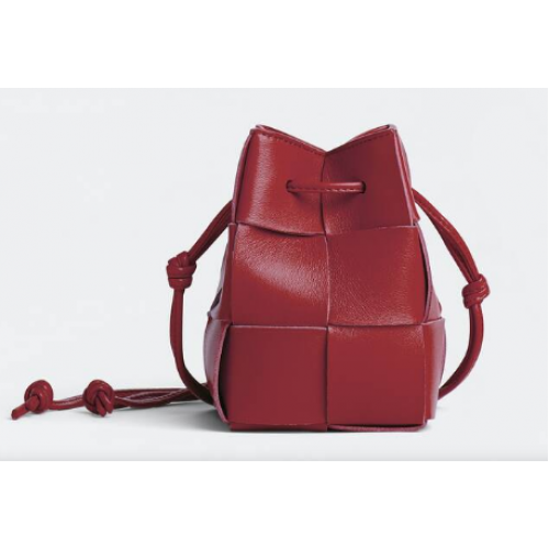 Bottega Veneta Mini sac seau à bandoulière en cuir intreccio 680217 rouge