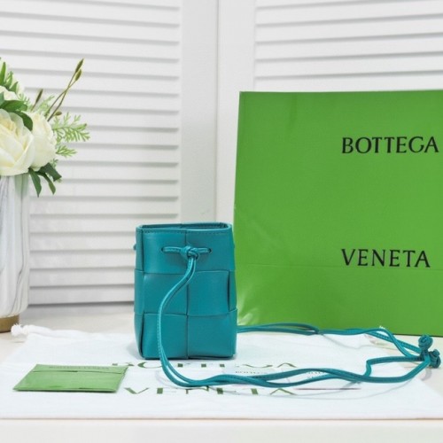 Bottega Veneta Mini sac seau à bandoulière en cuir Intreccio 680217 bleu ciel
