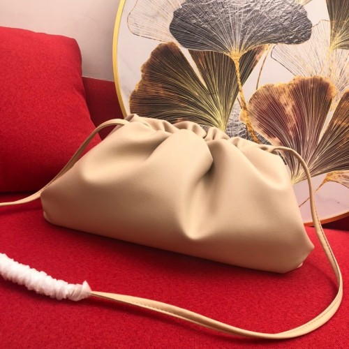 Bottega Veneta Sac à bandoulière souple en cuir d'agneau nappa 9722 Nude