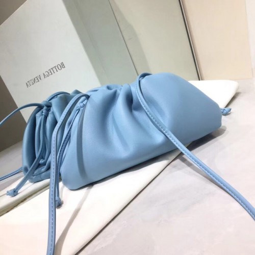 Bottega Veneta Sac à bandoulière souple en cuir d'agneau nappa 98057 bleu clair
