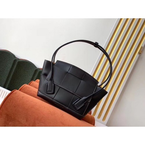 Bottega Veneta Original Weave Leather Arco Sac à poignée supérieure 70013 Noir