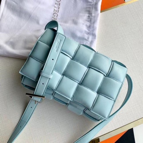 Bottega Veneta SAC CASSETTE REMBOURRÉ daim 591970 Bleu clair