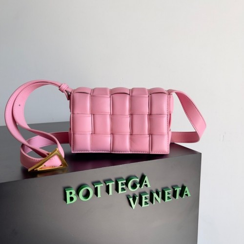Bottega Veneta Petite cassette rembourrée 717506 rose