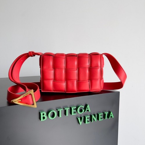 Bottega Veneta Petite cassette rembourrée 717506 rouge
