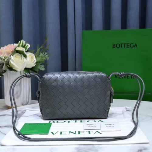 Bottega Veneta Petit sac à bandoulière en cuir intrecciato 680255 Gris
