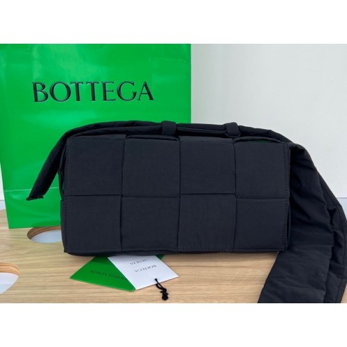 Bottega Veneta sac à bandoulière en nylon 591977 noir&vert