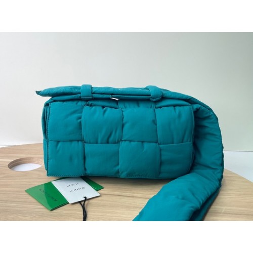 Bottega Veneta sac à bandoulière en nylon 591977 bleu