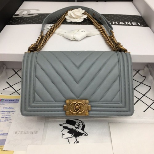 Boy Chanel Flap Bag Original Chevron Cuir Gris A67086V Boucle Bronze