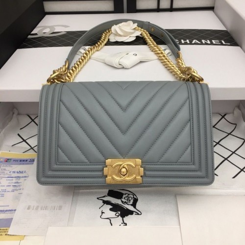 Boy Chanel Flap Bag Original Chevron Cuir Gris A67086V Boucle Dorée Givrée