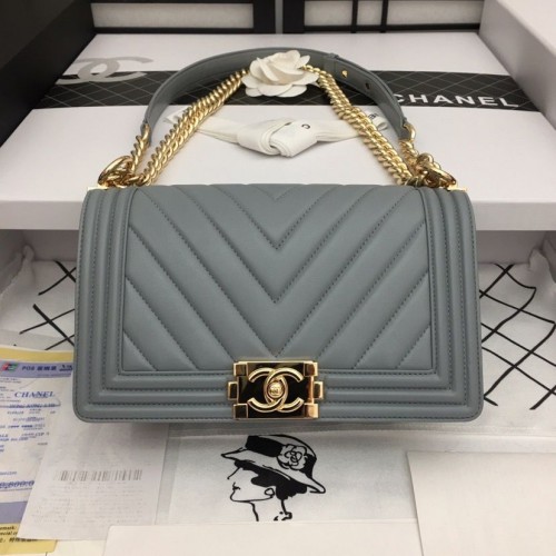 Boy Chanel Flap Bag Original Chevron Cuir Gris A67086V Boucle Dorée