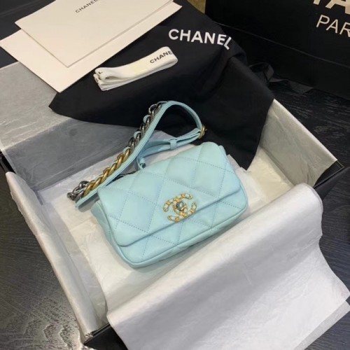 Chanel 19 Bodypack en cuir de mouton AS1163 bleu ciel