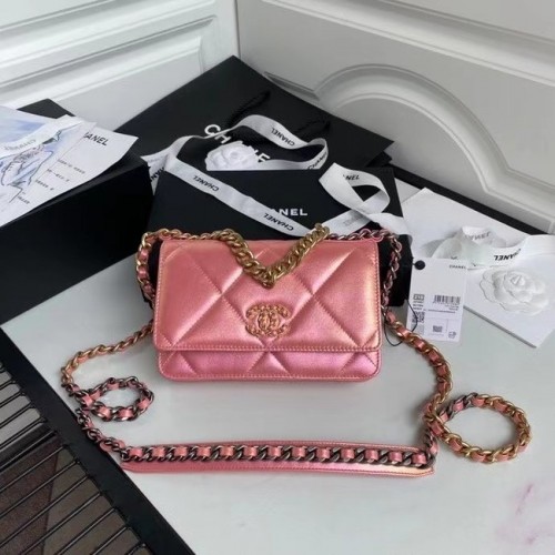 Chanel 19 Portefeuille chaîne en cuir de veau irisé AP0957 rose