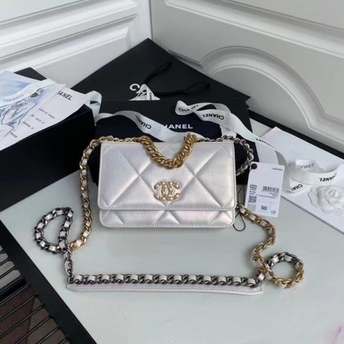 Chanel 19 Portefeuille chaîne en cuir de veau irisé AP0957 blanc