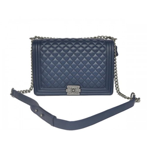 Chanel A67087 Sac à bandoulière à rabat Le Boy en cuir de mouton bleu royal