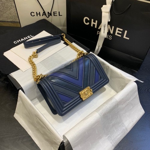 Chanel Boy Flap Sacs à bandoulière Chevron Cuir de veau A67086 Bleu et noir
