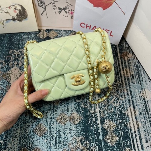 Sac à bandoulière en cuir d'agneau à rabat Chanel 1115 vert clair