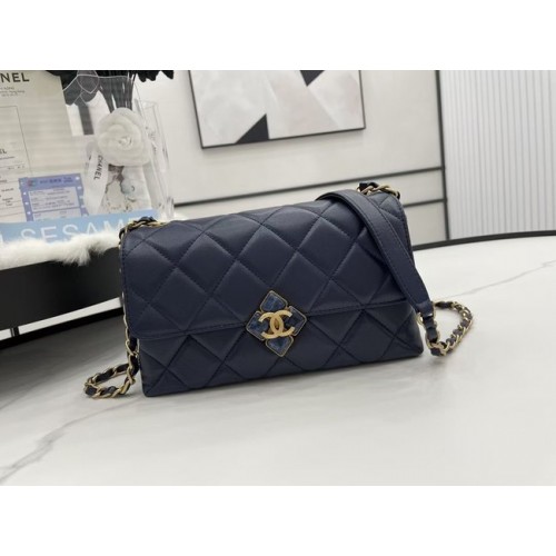 Sac à bandoulière en cuir d'agneau à rabat Chanel AS2557 bleu foncé